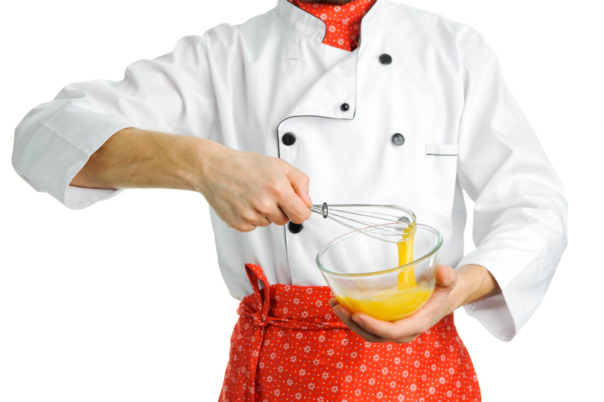 Chef al lavoro in cucina artigianale
